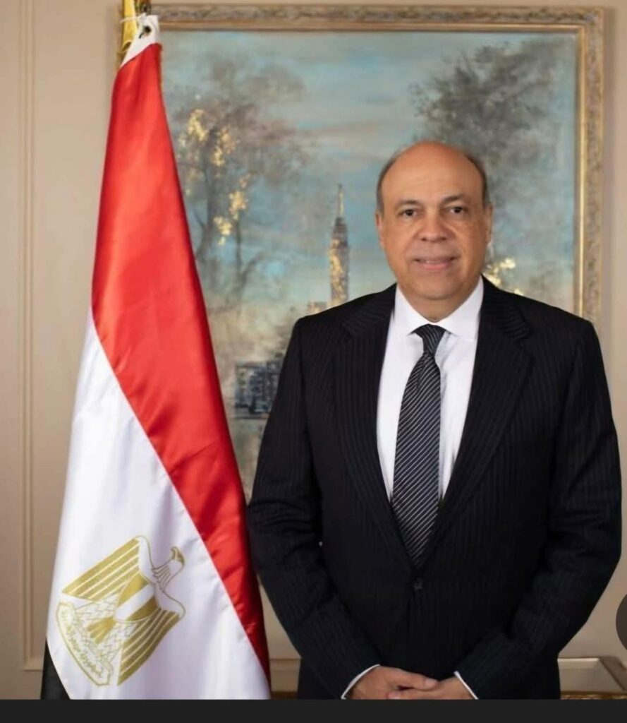 الحفني يوجه رسالة شكر للعاملين بقطاع الطيران المدني ويؤكد مواصلة مسيرة التطوير الشامل