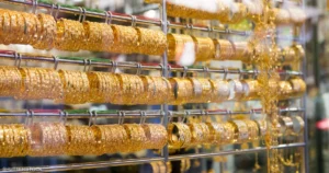 التوترات الجيوسياسية وبدء عملية عسكرية أمريكية ضد إيران يشعلان أسعار الذهب