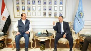 لبحث سبل دعم المنظومة الصحية.. محافظ أسيوط يلتقي نائب وزير الصحة خلال زيارته المحافظة
