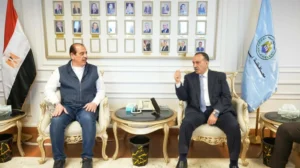 لبحث سبل دعم المنظومة الصحية.. محافظ أسيوط يلتقي نائب وزير الصحة خلال زيارته المحافظة