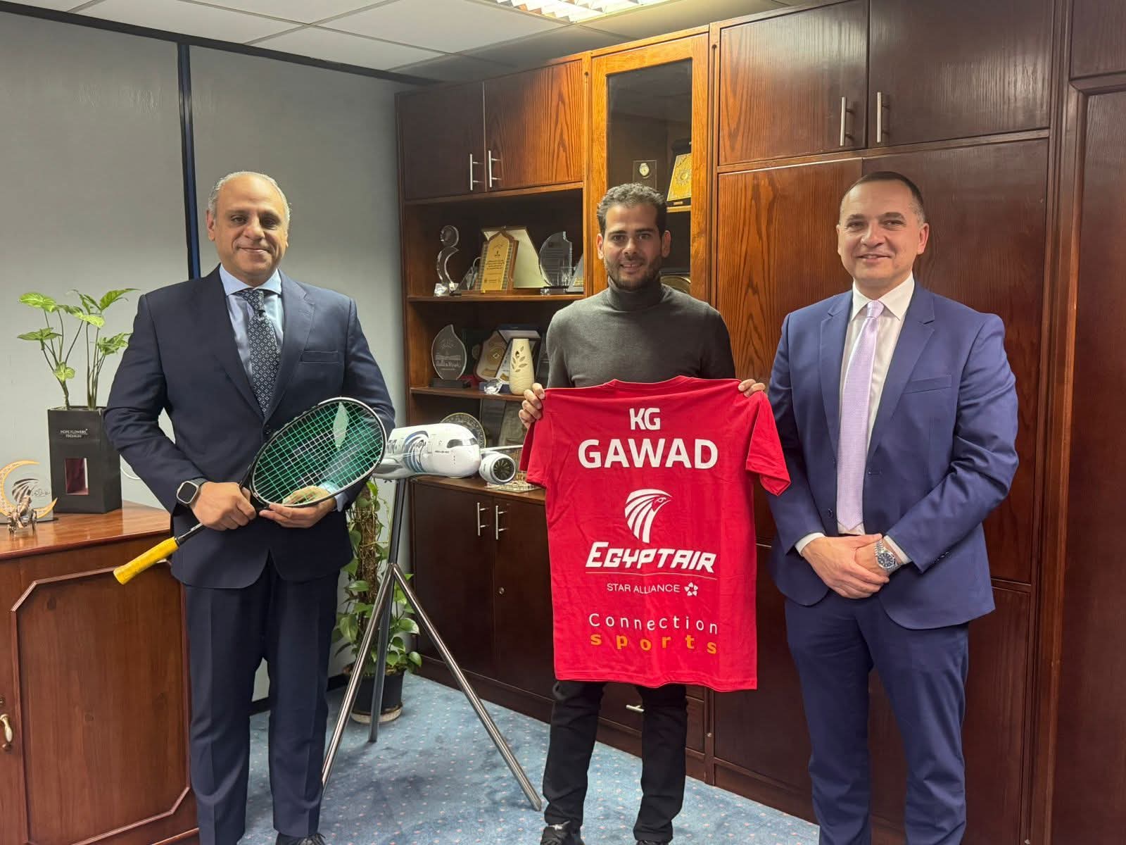 مصر للطيران توقّع بروتوكول رعاية بطل الاسكواش العالمي كريم عبد الجواد