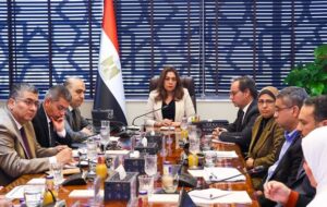 وزيرة التنمية المحلية تبحث خطة 2026/2027 لتعزيز التحول الأخضر