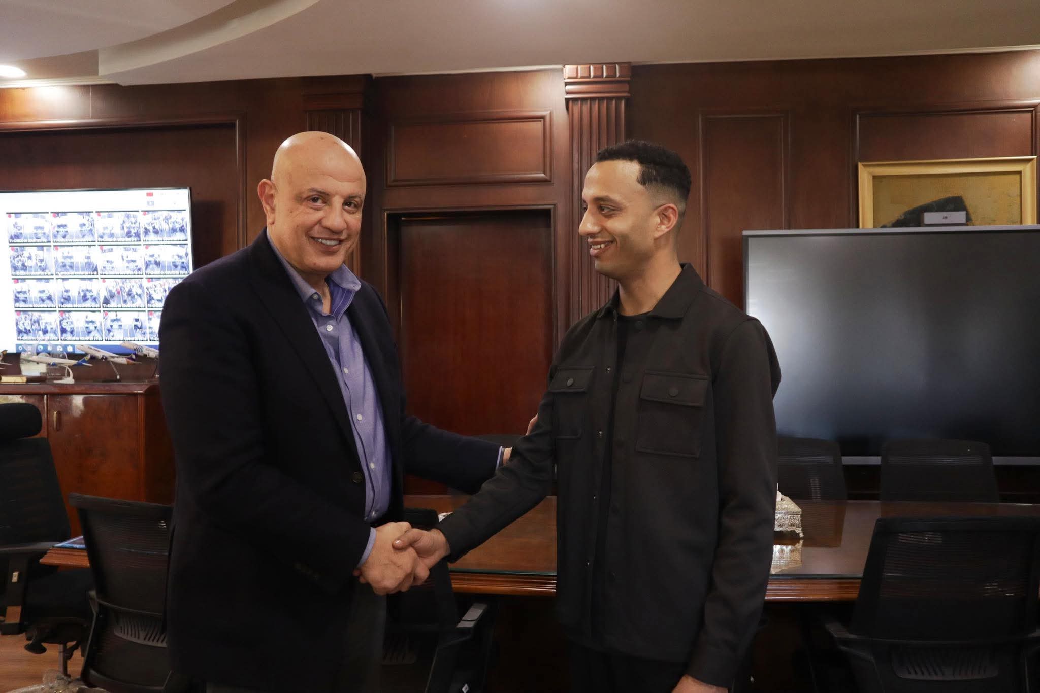 عامل بمطار سفنكس الدولي يُعيد حقيبة مليئة بالأموال ويحظى بتقدير الإدارة العليا..