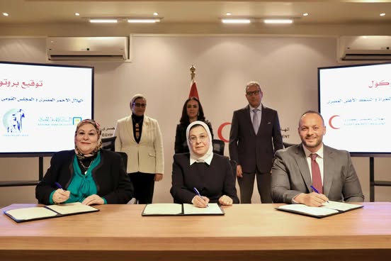 البنك الأهلي المصري يوقع بروتوكول تعاون مع الهلال الأحمر  والقومي للمرأة