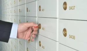 «خزائن البنوك» تتغذى على «الرسوم والعمولات»