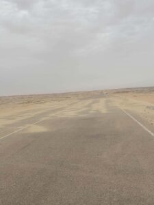 إعادة فتح طريق ديروط الفرافرة بعد رفع تراكمات الرمال