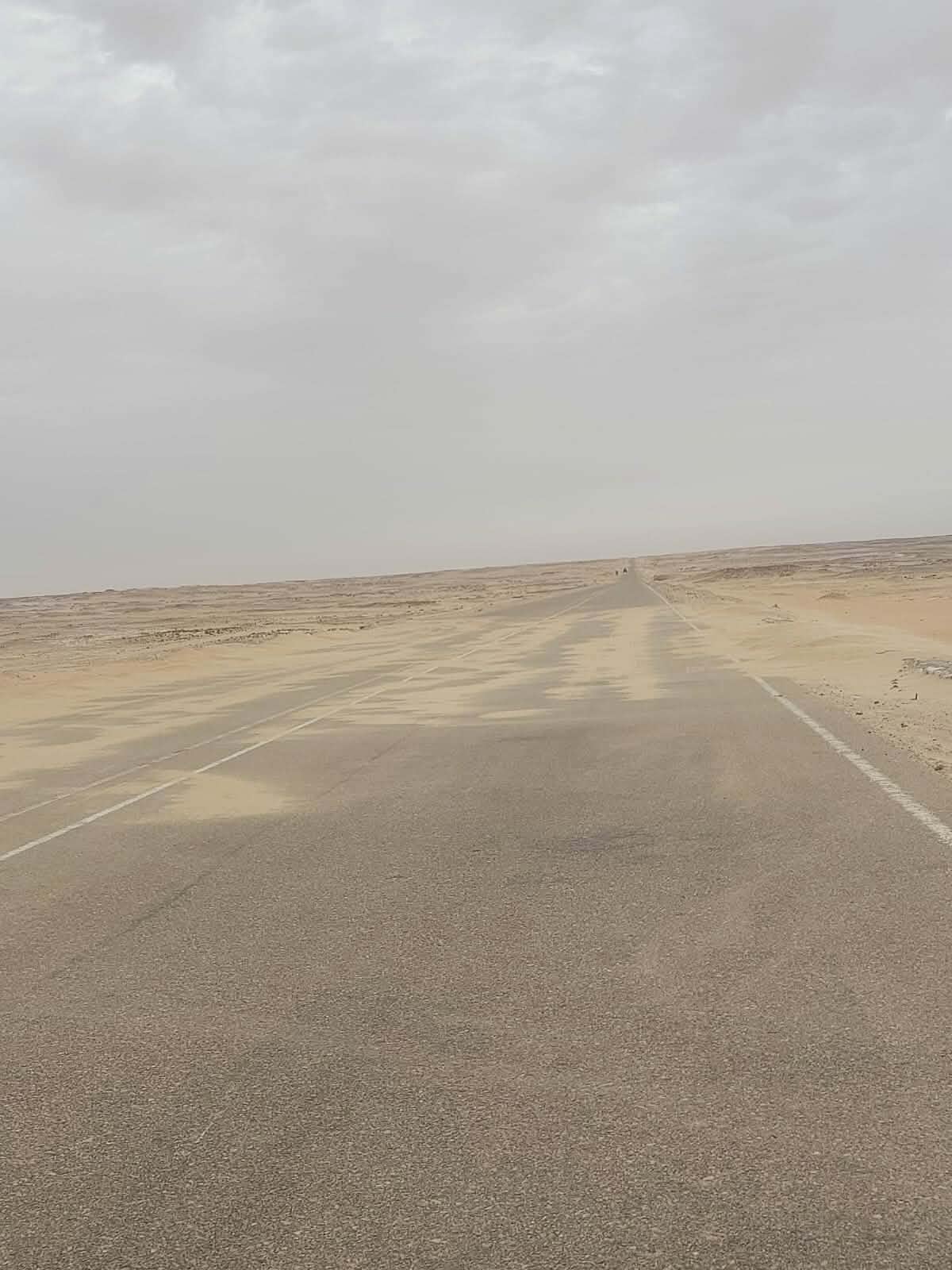 إعادة فتح طريق ديروط الفرافرة بعد رفع تراكمات الرمال