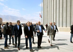 رئيس الوزراء يتفقد صومعة عتاقة في السويس