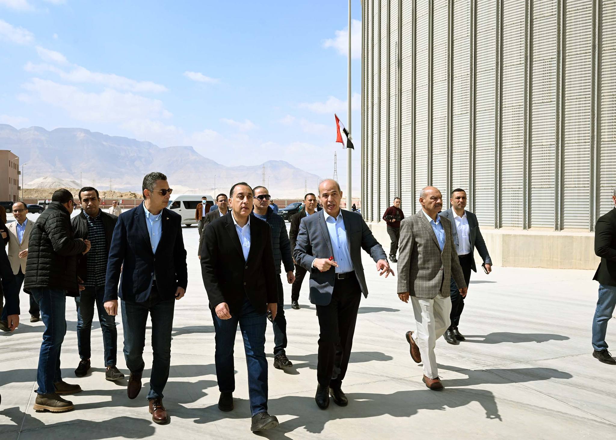 رئيس الوزراء يتفقد صومعة عتاقة في السويس