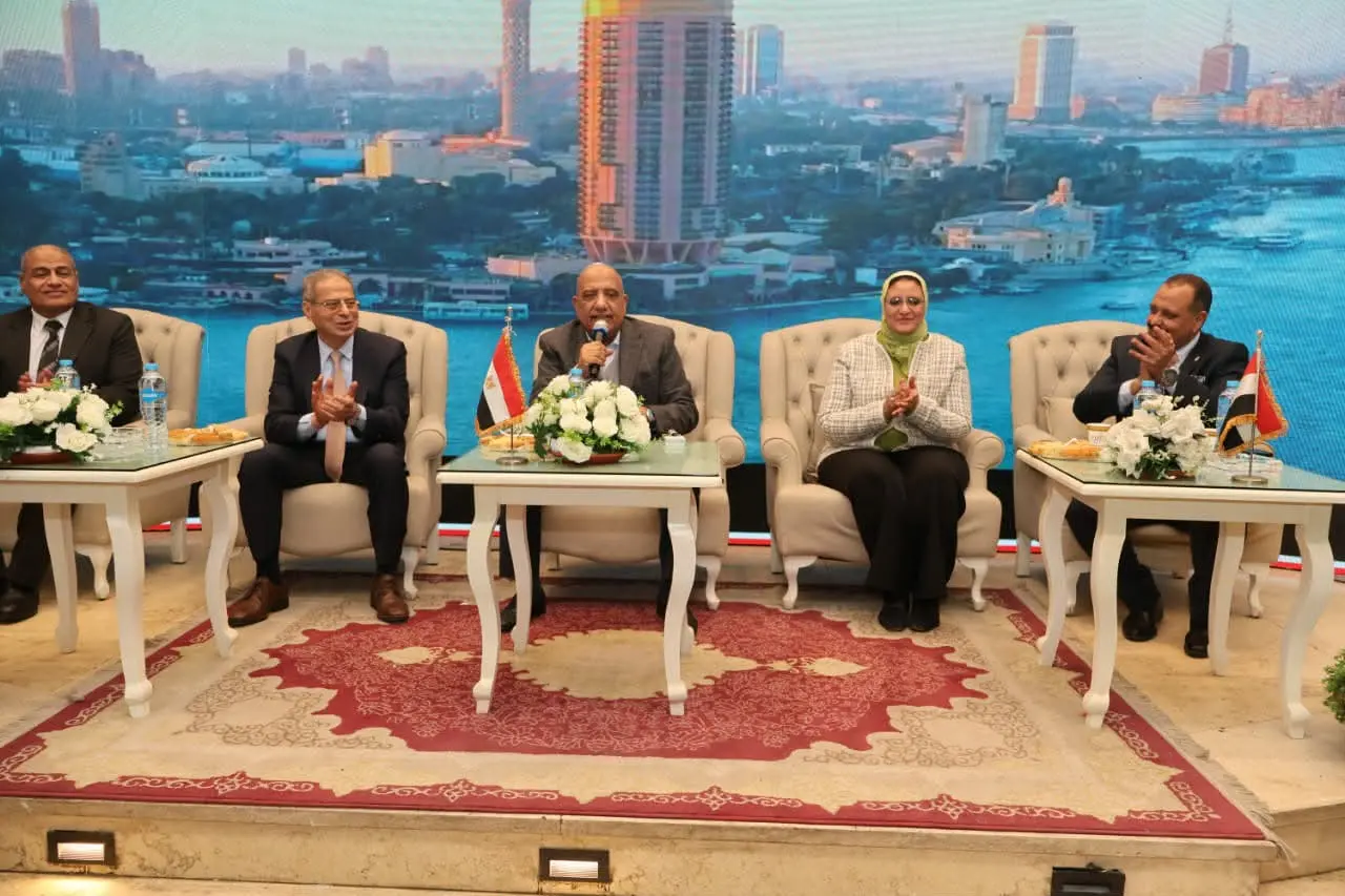 وزير الكهرباء يشارك العاملين إفطارهم الجماعي