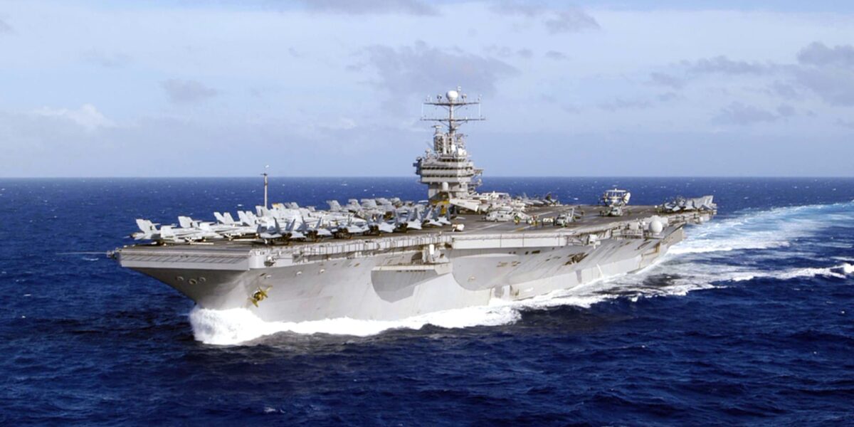هجوم إيراني يجبر حاملة الطائرات الأمريكية على الانسحاب السريع