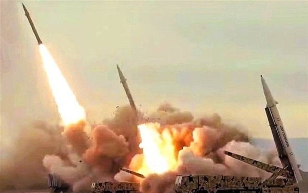 التلفزيون الإيراني إطلاق موجة صاروخية جديدة باتجاه إسرائيل