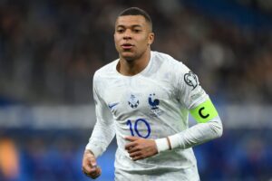 شرط جزائي يجبر مبابي “المصاب” على الانضمام للمنتخب الفرنسي في رحلته إلى أمريكا