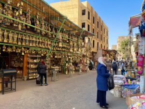 شارع الخيامية.. قلب القاهرة القديمة ومركز  زينة وفوانيس رمضان