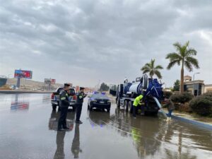 المرور تدفع  بسيارات الإغاثة والأوناش لمواجهة الأمطار الغزيرة على الطرق