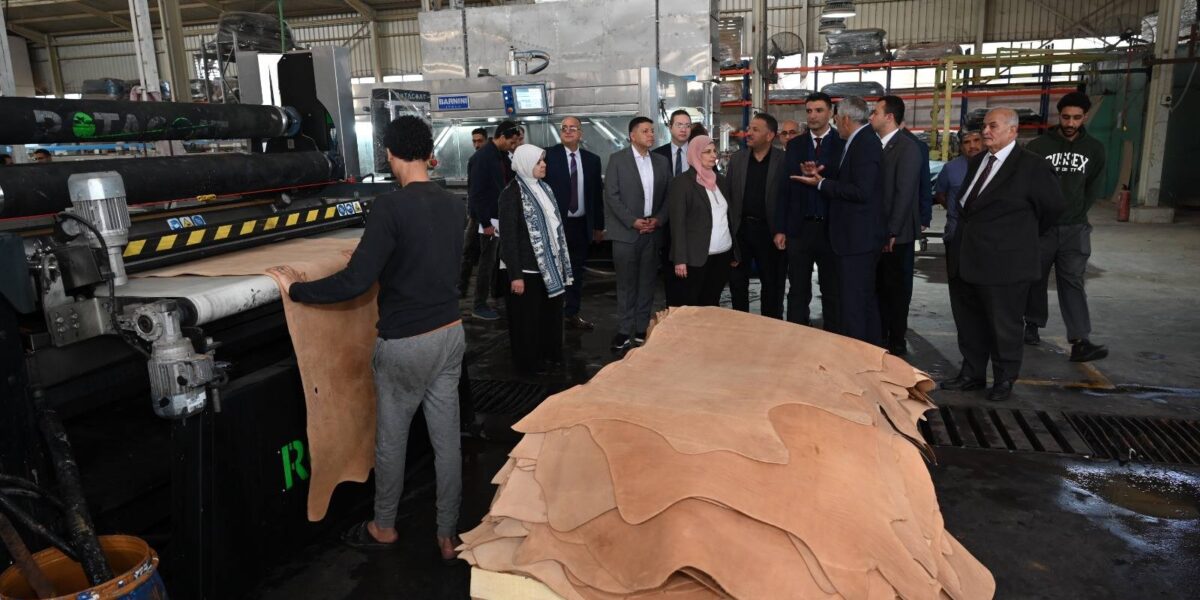 وزير الصناعة يزور مدينة الجلود