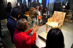 رئيس مجموعة البنك الدولي وحرمه يزوران المتحف المصري الكبير