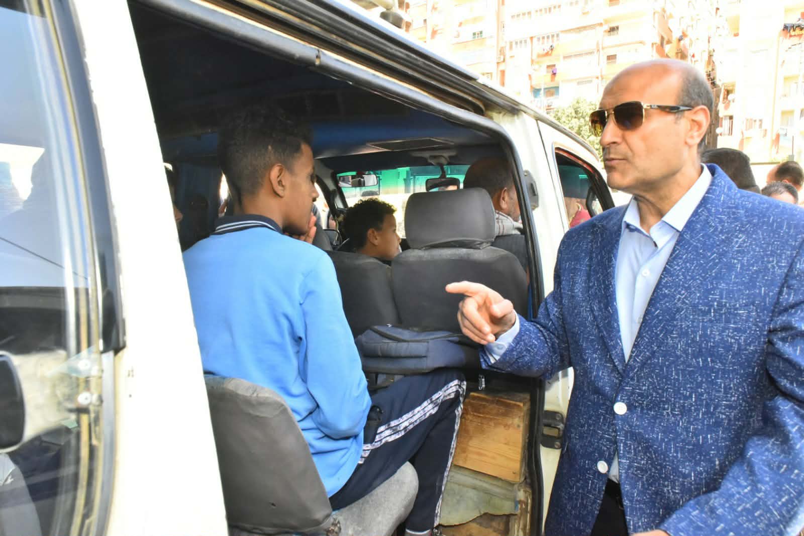 لمتابعة الالتزام بالتعريفة الجديدة.. محافظ أسيوط يقود جولة ميدانية على مواقف السرفيس