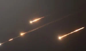 إيران وحزب الله يطلقان هجمات انتقامية على إسرائيل بعد اغتيال قيادات إيرانية