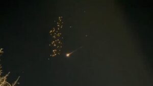 إيران تطلق هجمات مركبة بصواريخ وطائرات مسيرة على إسرائيل