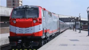 زحام العيد يدفع السكك الحديدية لتعزيز الرحلات