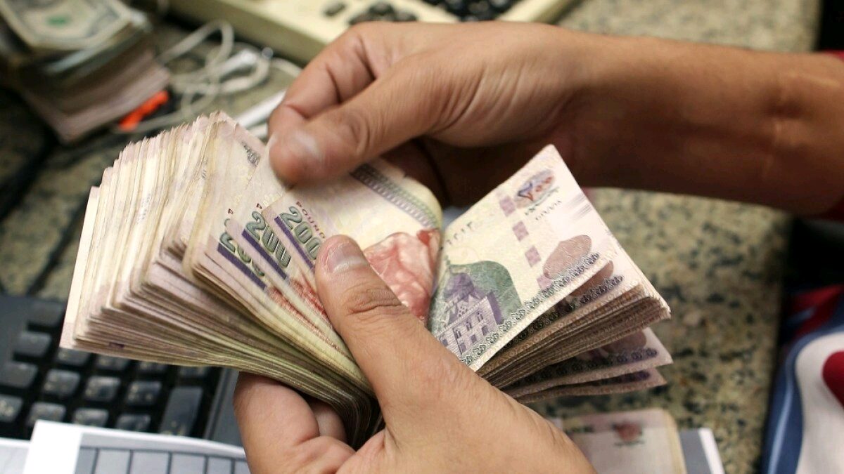 ​بشرى للموظفين.. هل يصل الحد الأدنى للأجور إلى 10 آلاف جنيه؟ الحكومة تكشف موعد الزيادة الجديدة