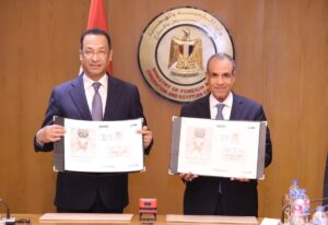 “الخارجية” و “الاتصالات” تبحثان التعاون الرقمي وتدشين طابع المئوية الثانية