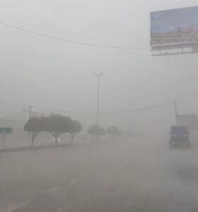 ​بالفيديو والصور.. أمطار رعدية تغسل شوارع أبها وتحذيرات من استمرار هطول الأمطار