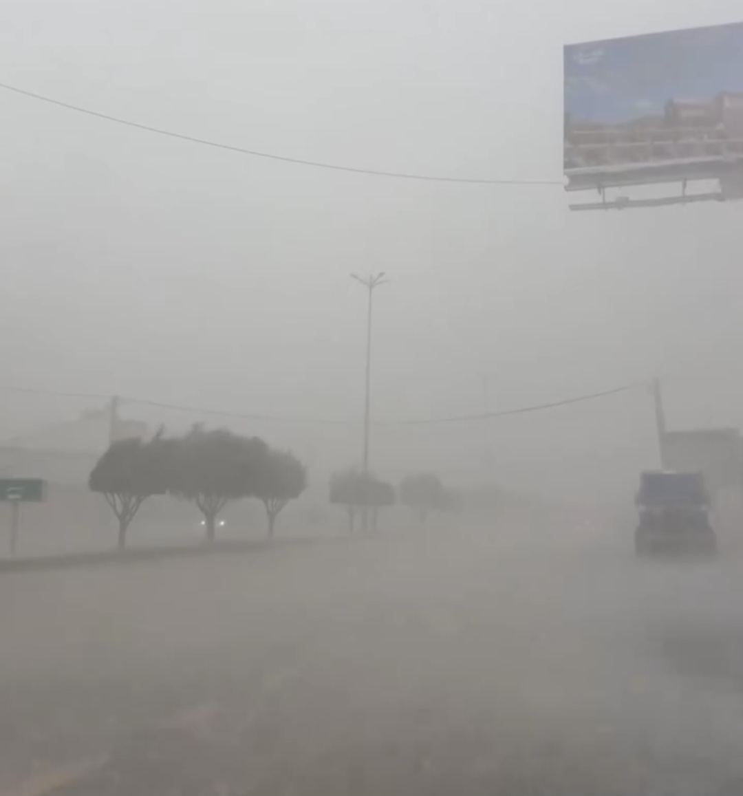 ​بالفيديو والصور.. أمطار رعدية تغسل شوارع أبها وتحذيرات من استمرار هطول الأمطار