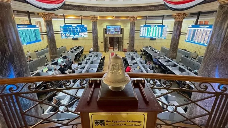 خبيرة للبورصجية: البورصة متماسكة رغم الضغوط.. والسيولة تتحرك بين قطاعات الأغذية والبنوك