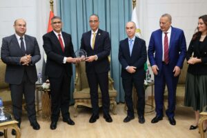 محافظ الجيزة يكرّم المهندس عادل النجار ويهديه درع المحافظة تقديرًا لجهوده