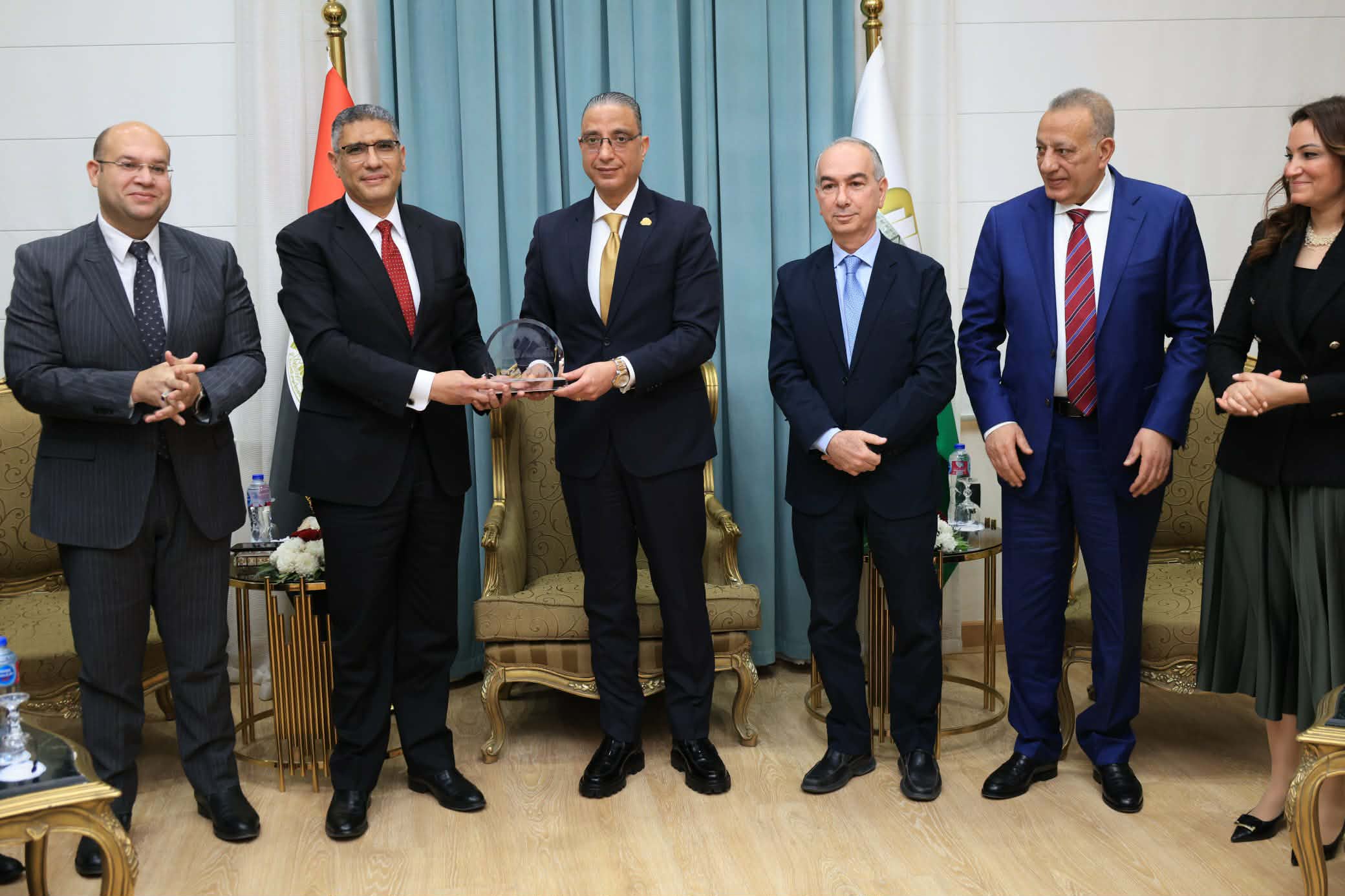 محافظ الجيزة يكرّم المهندس عادل النجار ويهديه درع المحافظة تقديرًا لجهوده