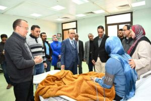 رئيس جامعة أسيوط يطمئن على الحالة الصحية لطالبات “الأهلية” إثر حادث سير