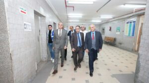 احتفالًا بالعيد..محافظ أسيوط يزور مستشفى الإيمان العام والشاملة ويوزع الهدايا على المرضى 