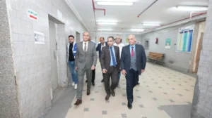 احتفالًا بالعيد..محافظ أسيوط يزور مستشفى الإيمان العام والشاملة ويوزع الهدايا على المرضى 