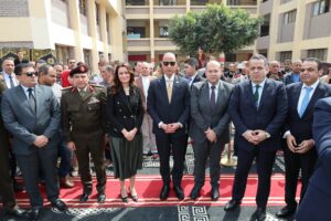 محافظ الجيزة يضع إكليل الزهور على النصب التذكاري للشهداء بنزلة الشوبك فى البدرشين 