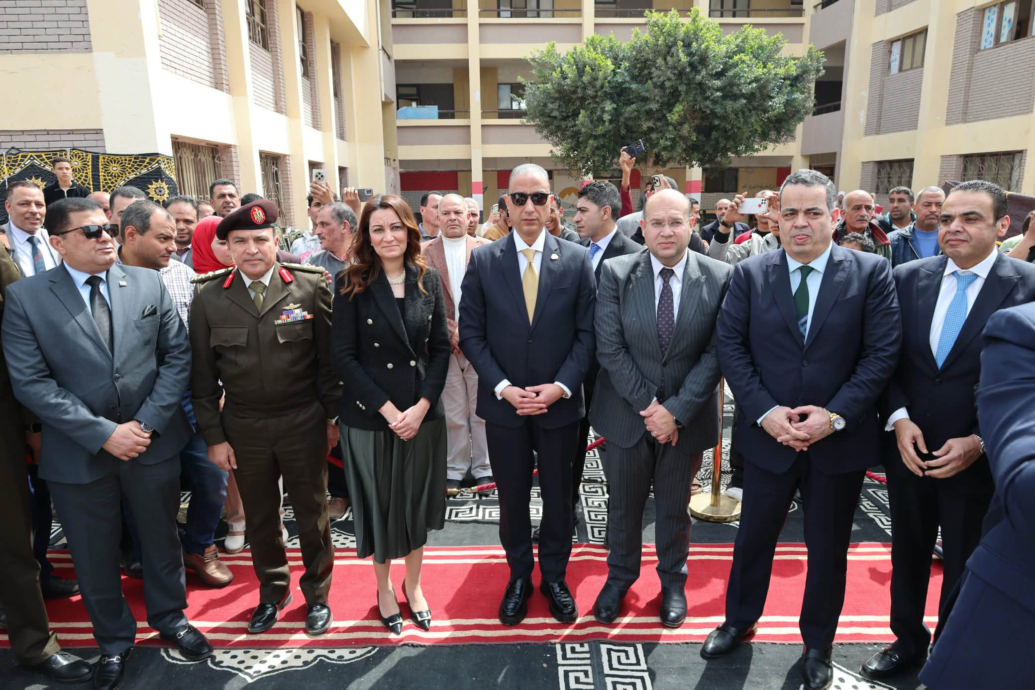 محافظ الجيزة يضع إكليل الزهور على النصب التذكاري للشهداء بنزلة الشوبك فى البدرشين 