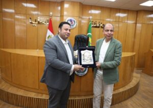 محافظ المنيا يكرّم «شركاء الخير» ويمنح دروعًا تقديرية لمنظمي موائد الرحمن