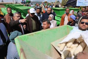 دعما لصغار المزارعين.. محافظ المنيا يُسلِّم 48 «فراطة ذرة» بمركز سمالوط