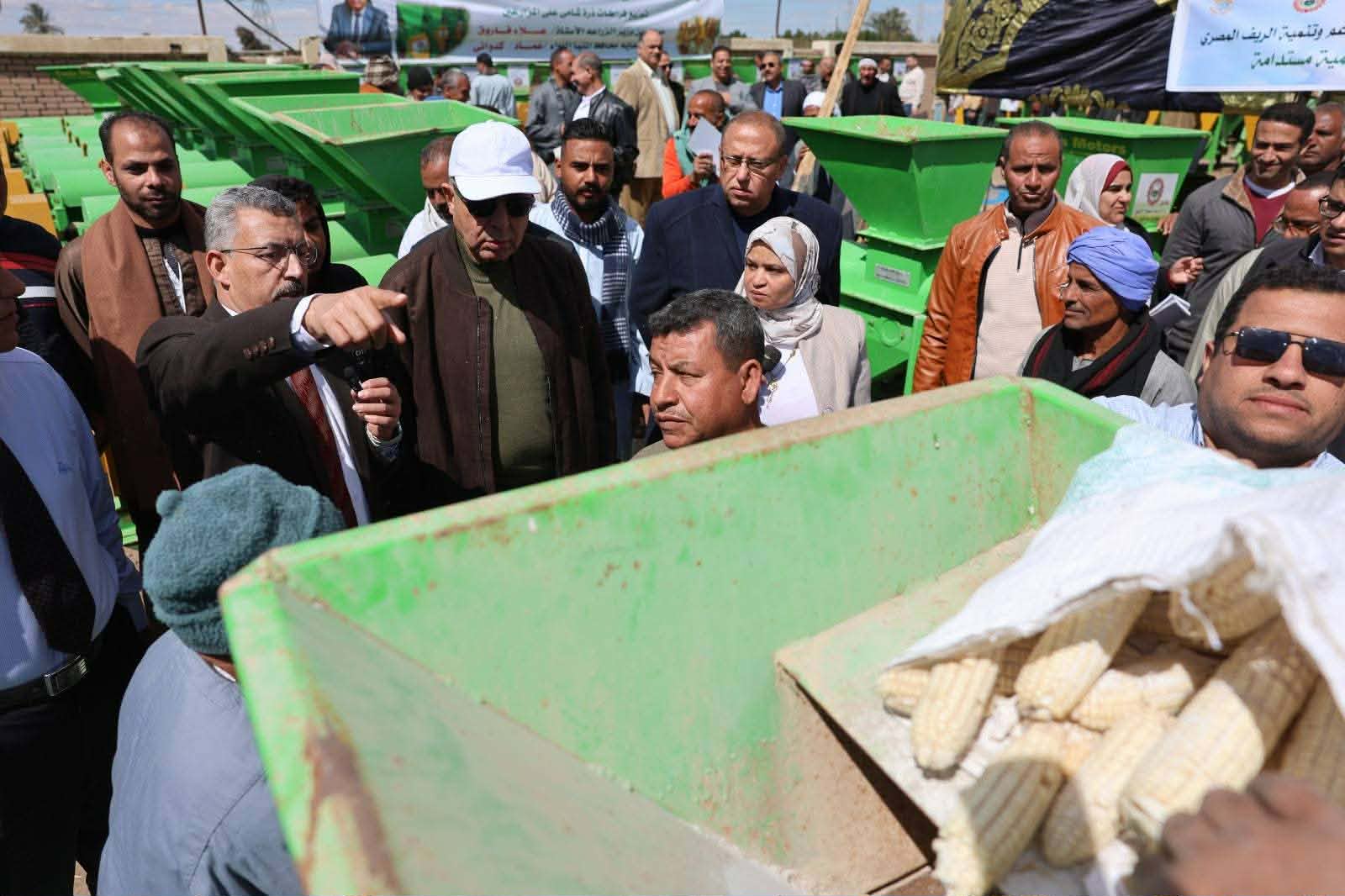 دعما لصغار المزارعين.. محافظ المنيا يُسلِّم 48 «فراطة ذرة» بمركز سمالوط