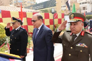 محافظ المنيا يضع إكليلًا من الزهور على النصب التذكاري احتفالا بالعيد القومي للمحافظة
