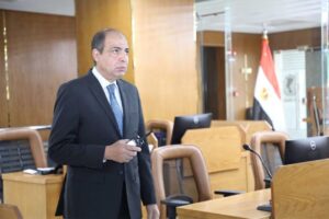 من داخل مركز السيطرة.. محافظ المنيا يتابع تطورات حالة الطقس ويوجه بانتشار فرق الرصد ميدانيًا