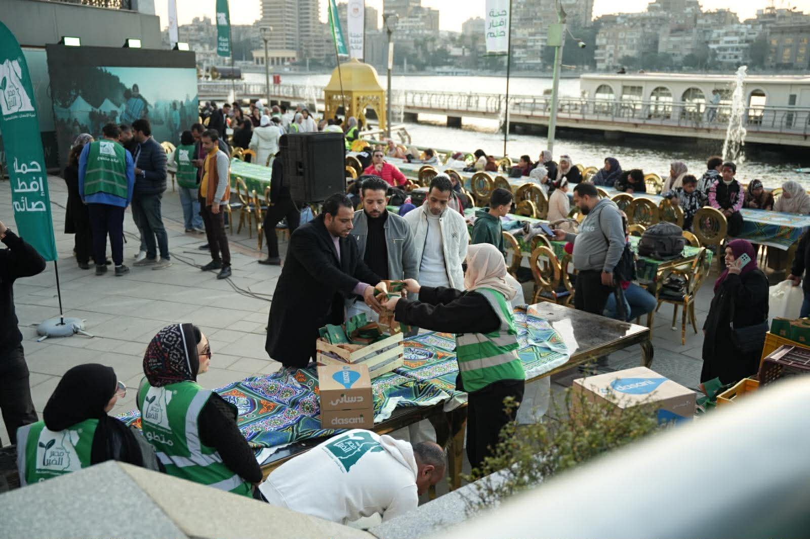 إفطار جماعي لمئات الأسر بحضور وزيرة التضامن على ممشى أهل مصر