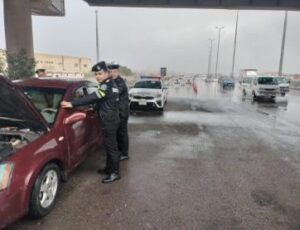 الداخلية تواجه موجة الطقس السيئ بانتشار مكثف ومساعدات فورية للمواطنين في الشوارع