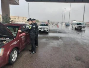 الداخلية تواجه موجة الطقس السيئ بانتشار مكثف ومساعدات فورية للمواطنين في الشوارع