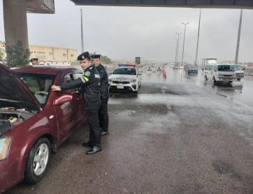 الداخلية تواجه موجة الطقس السيئ بانتشار مكثف ومساعدات فورية للمواطنين في الشوارع