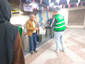 محطات المترو تتحول إلى موائد إفطار للمسافرين في رمضان