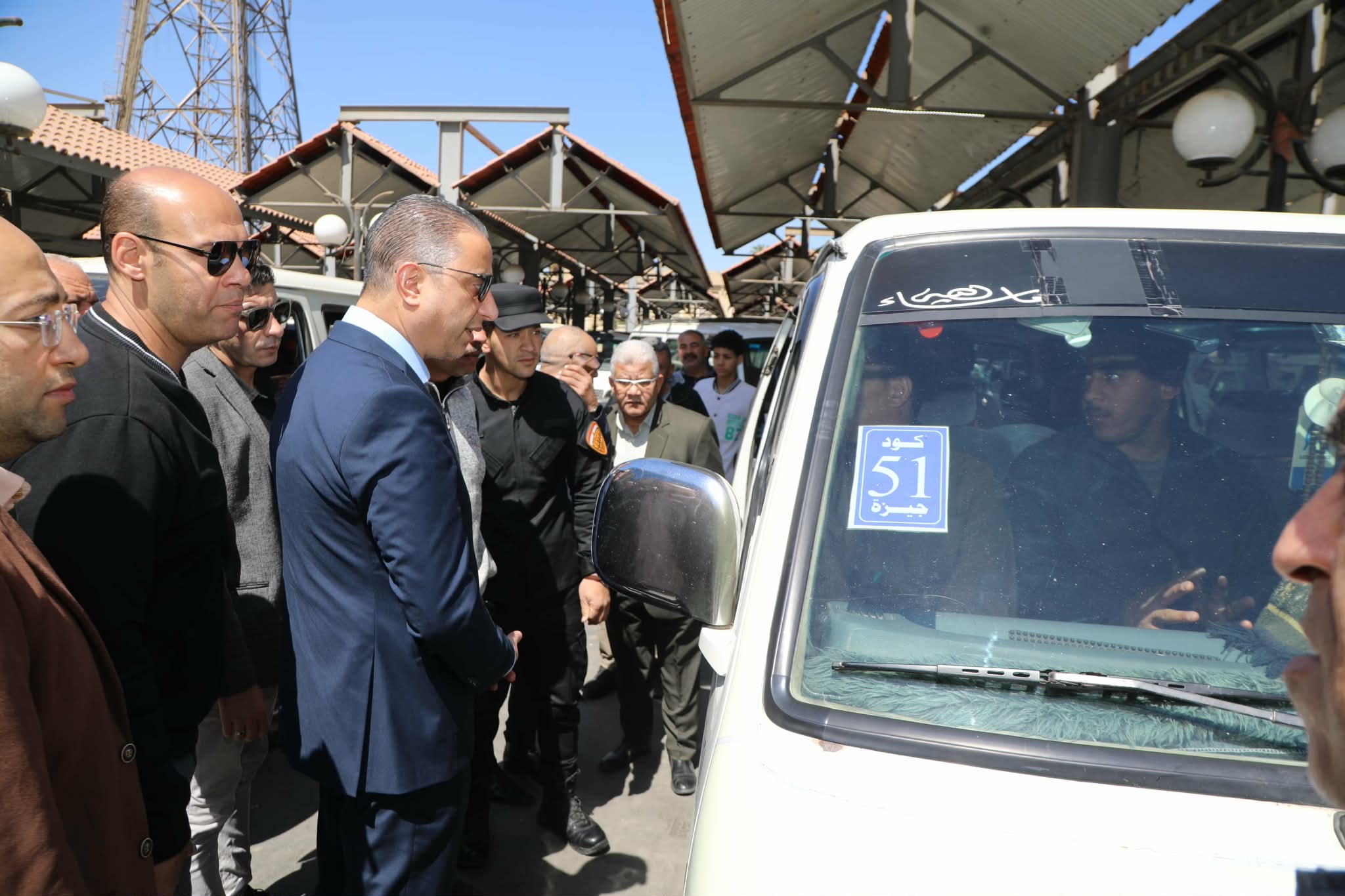 محافظ الجيزة يتفقد موقف السرفيس في ميدان الجيزة