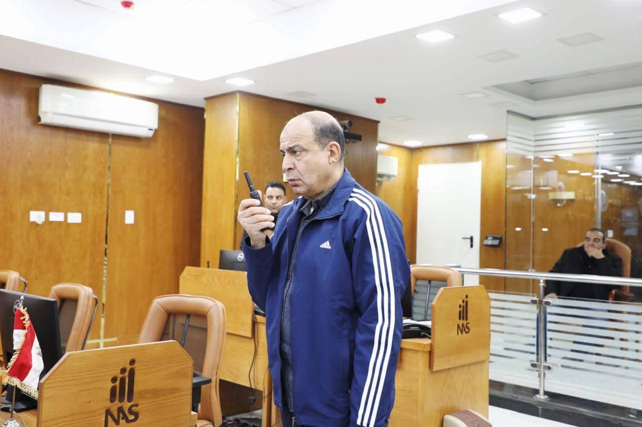 محافظ المنيا يواصل متابعته على مدار اليوم لمستجدات العاصفة الترابية والطقس غير المستقر من داخل مركز السيطرة