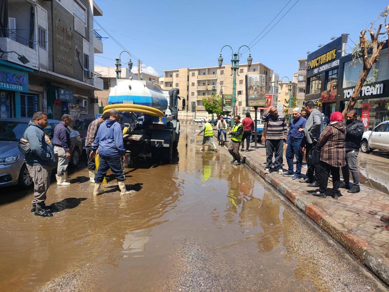إزالة تجمعات مياه الأمطار بشوارع المنيا لتسهيل الحركة المرورية